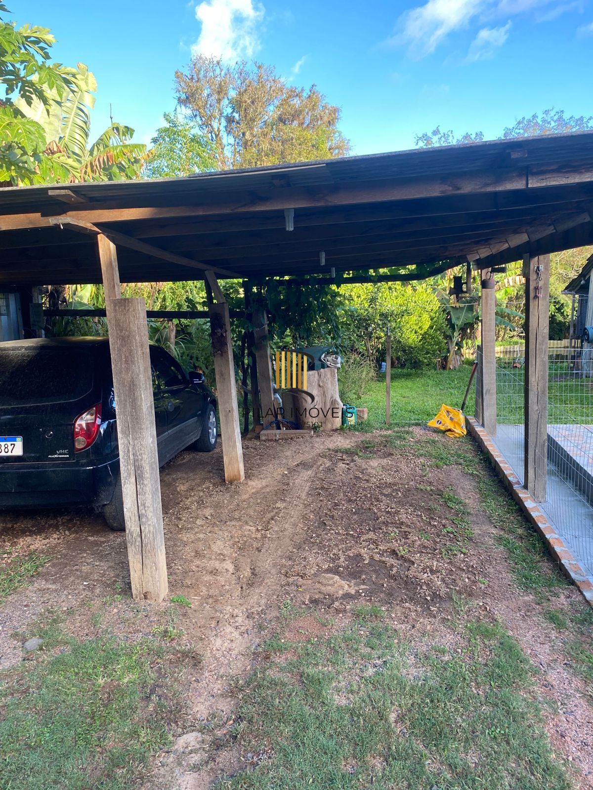 Casa residencial semimobiliada, com 3 quartos, 1 banheiro e 2 vagas de garagem.