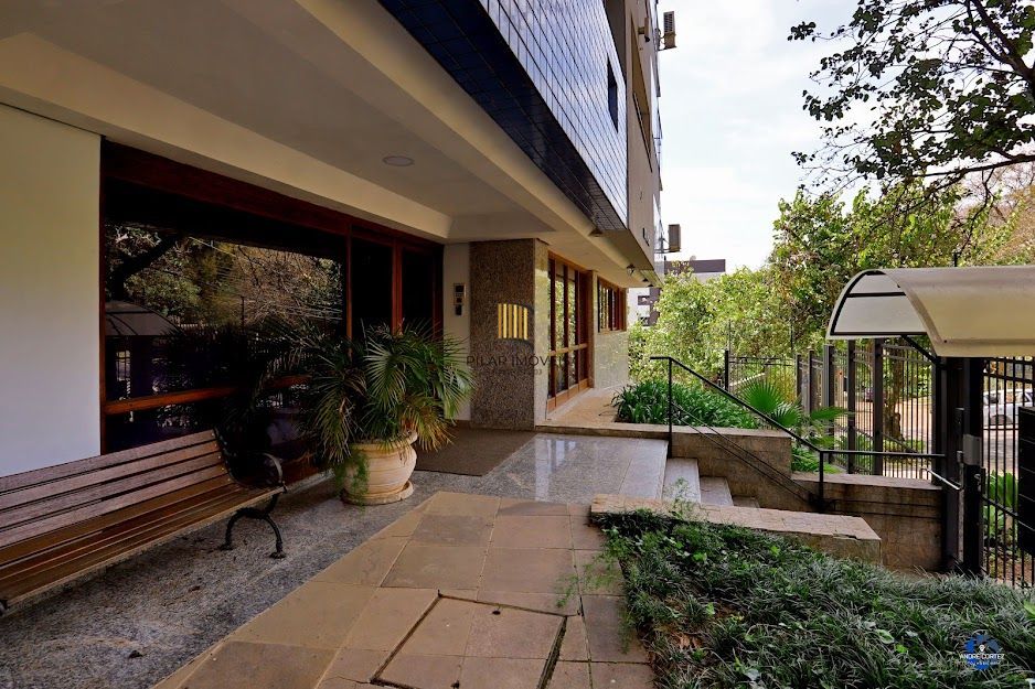 Apartamento semi mobiliado com churrasqueira e 02 garagens no Menino Deus em Porto Alegre