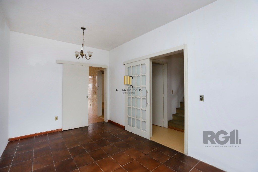 Casa 5 dormitórios no bairro Partenon