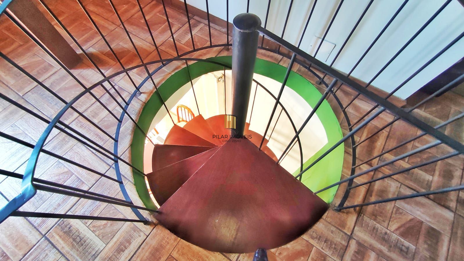 3 Dormitórios, sendo 1 Suíte Master •	Living com Dois Ambientes – no Bairro Alto Petrópolis – Amplo Terreno.