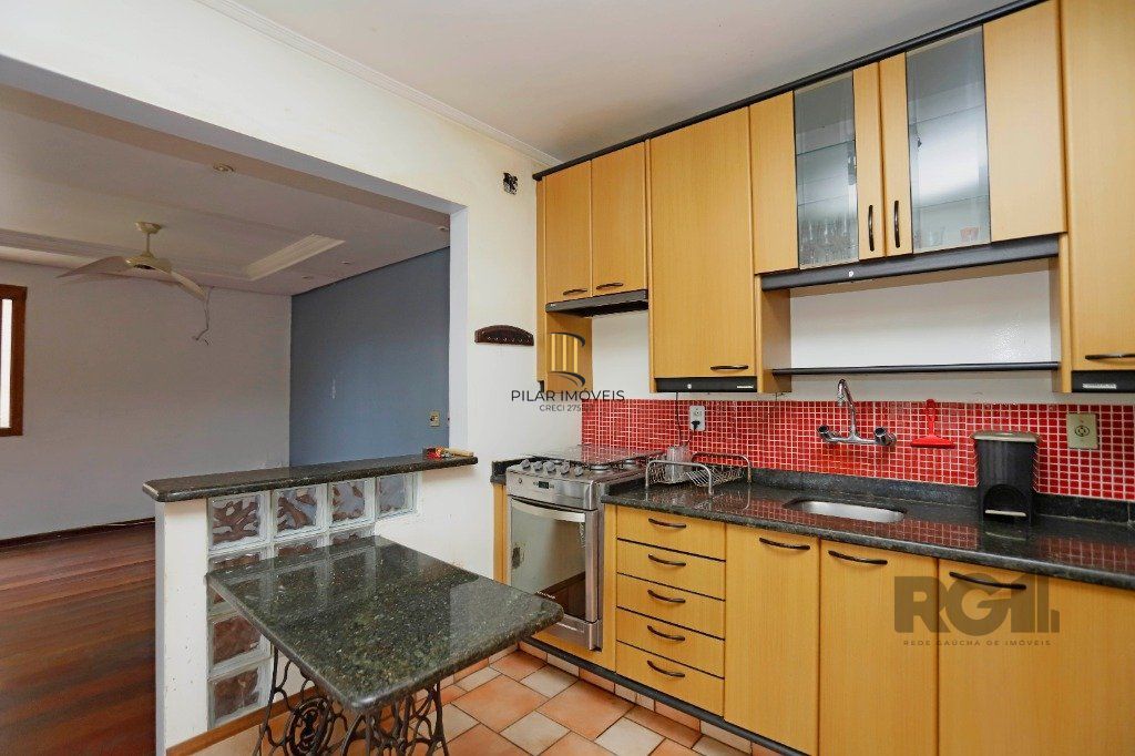 Casa 5 dormitórios no bairro Partenon