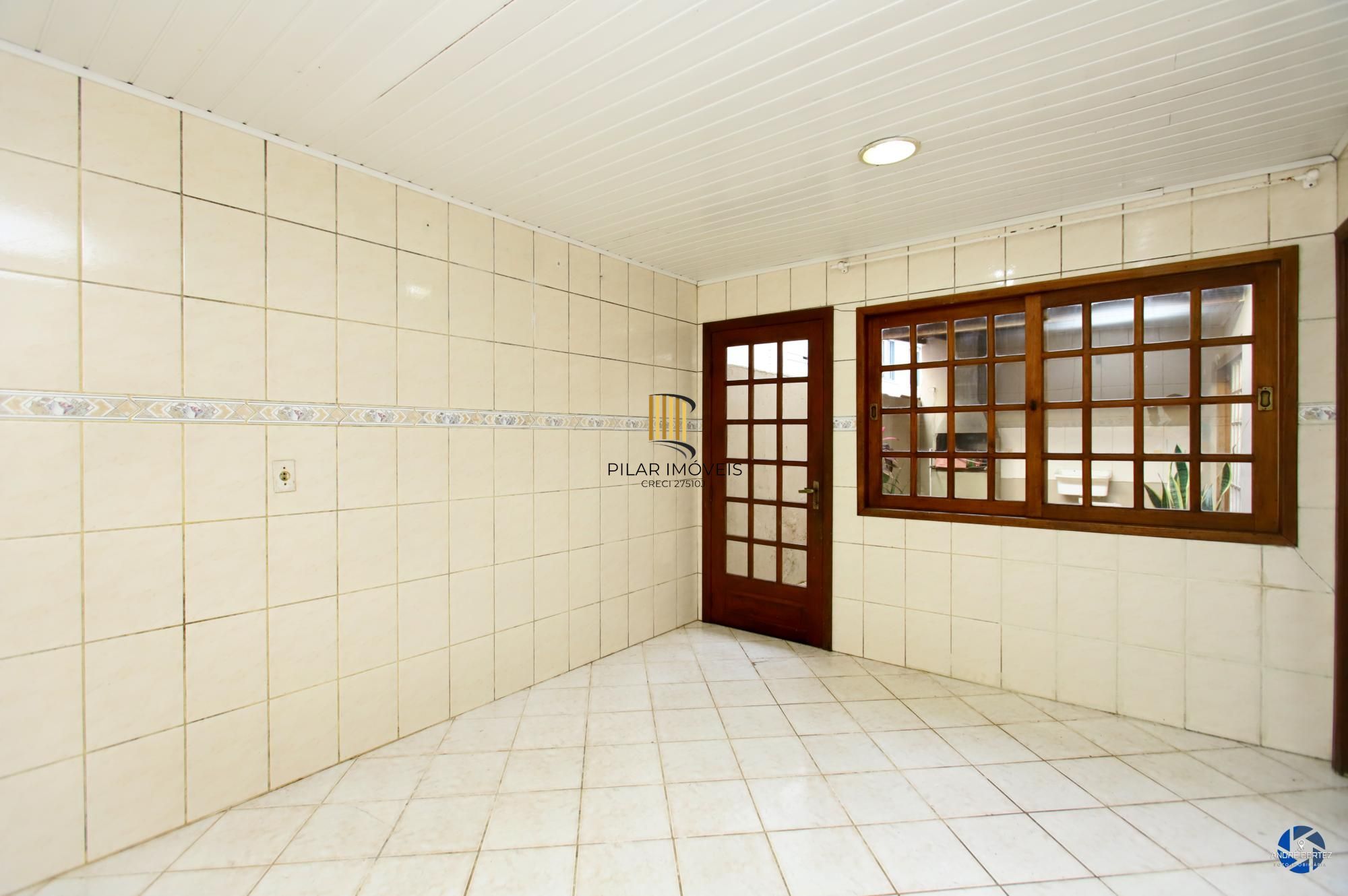 Apartamento térreo , tipo casa, área externa com churrasqueira , 02 dormitórios.