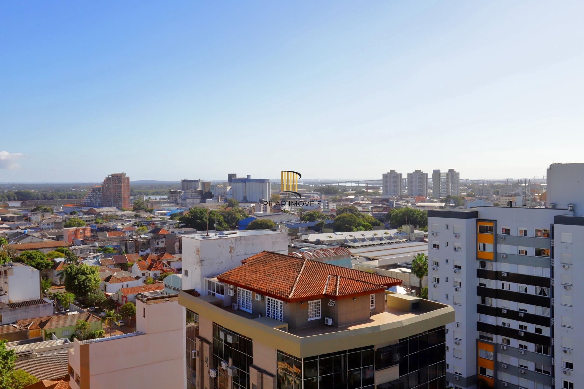 Apartamento super iluminado e arejado,  com hall de entrada , living amplo com 02 ambientes , 02 dormitórios, sendo uma suíte , banheiro  social com ventilação externa e cozinha mobiliada