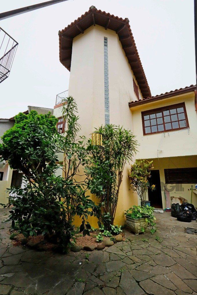 Casa 5 dormitórios no bairro Partenon