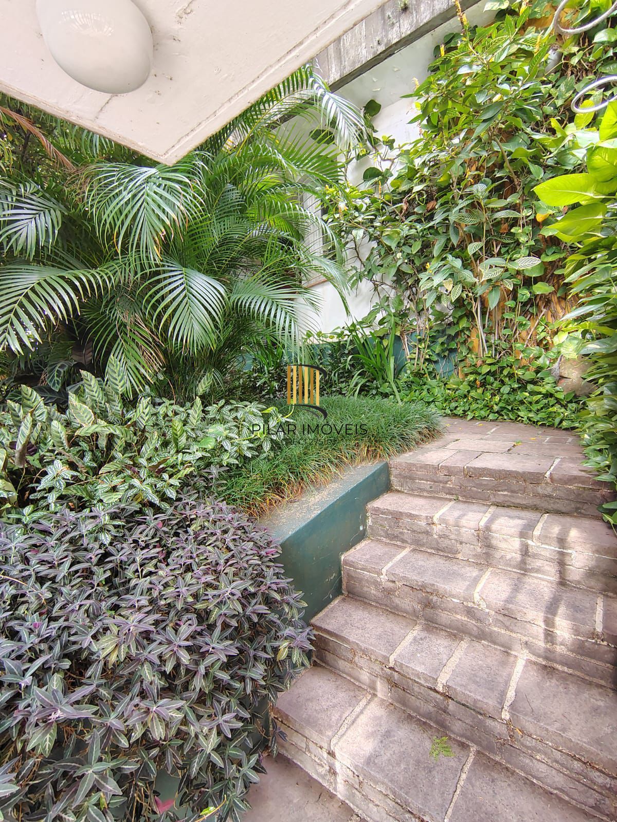 Casa no Bairro Petrópolis em Porto Alegre - Rua calma junto Av. Protásio Alves