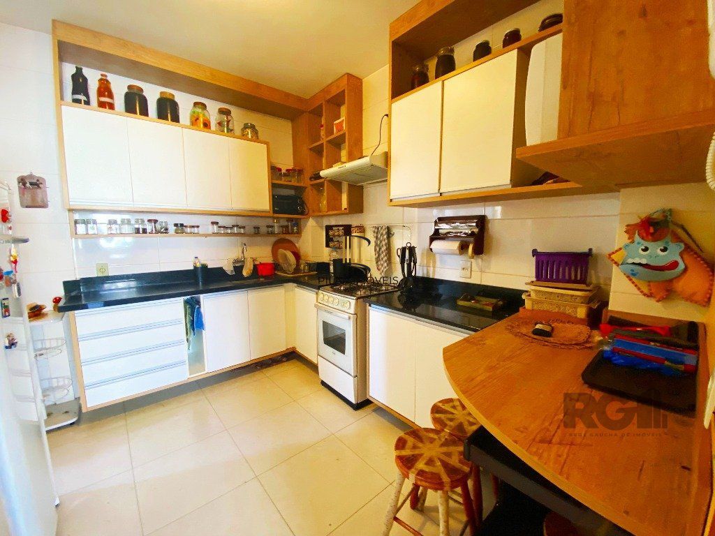 Apartamento de 03 dormitórios no bairro Santa Cecilia em Porto Alegre