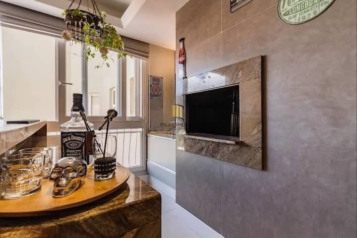 Apartamento, 2 Dormitórios, 2 Banheiros, 2 Vagas, Bairro Menino Deus