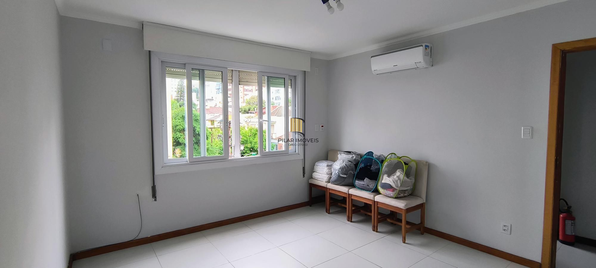 Com área privativa de 120,73 m2, sala com 03 ambientes