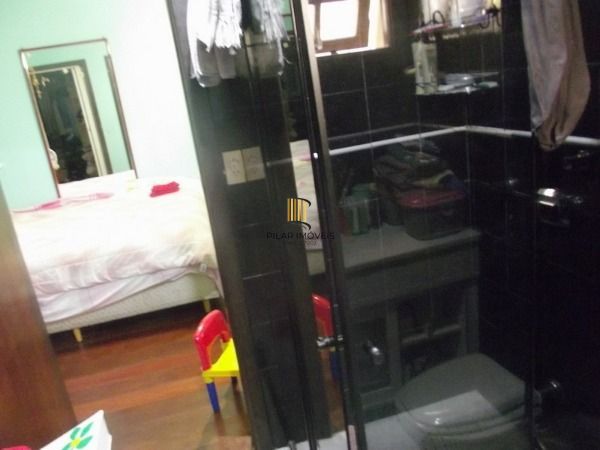 Casa com 03 quartos em terreno de 13:20 x 7501, no bairro Medianeira