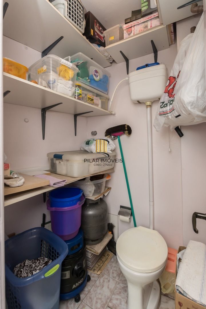 Apartamento semimobiliado com 2 quartos e 2 banheiros no Bairro Floresta