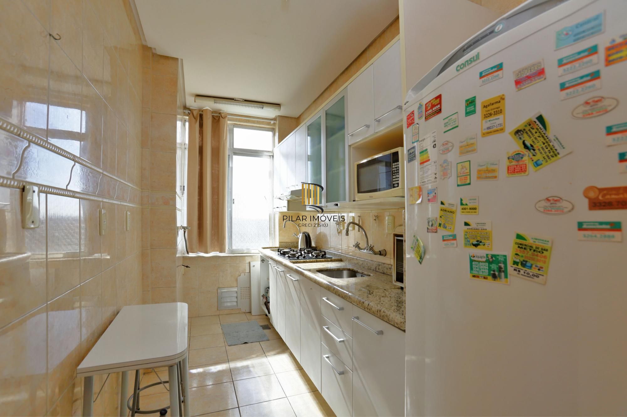 Apartamento super iluminado e arejado,  com hall de entrada , living amplo com 02 ambientes , 02 dormitórios, sendo uma suíte , banheiro  social com ventilação externa e cozinha mobiliada