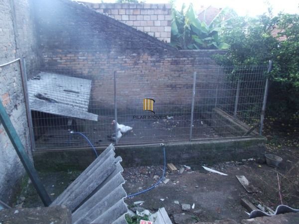 Casa com 03 quartos em terreno de 13:20 x 7501, no bairro Medianeira