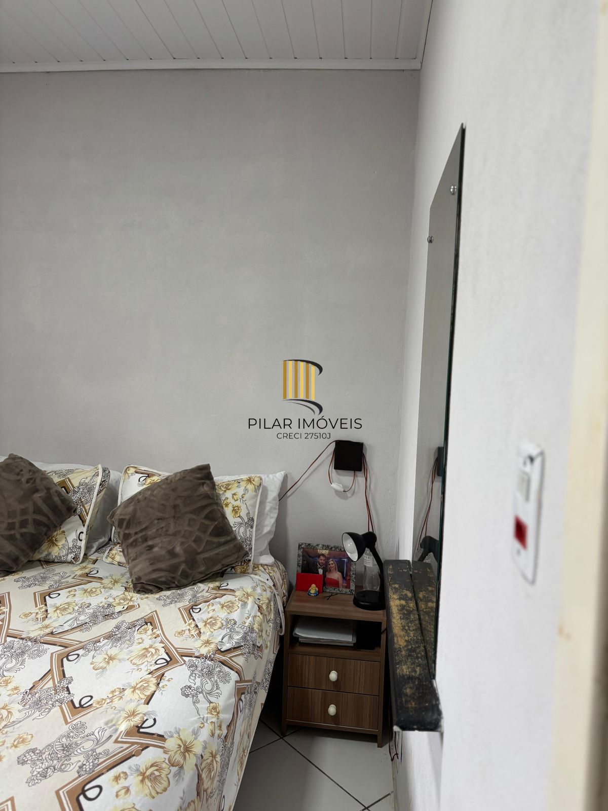 Casa residencial semimobiliada, com 3 quartos, 1 banheiro e 2 vagas de garagem.