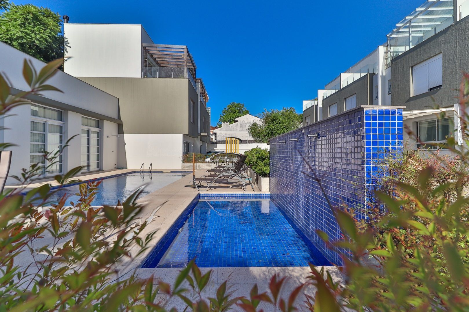 CASA TRIPLEX SEMIMOBILIADA COM 4 SUITES E 2 VAGAS