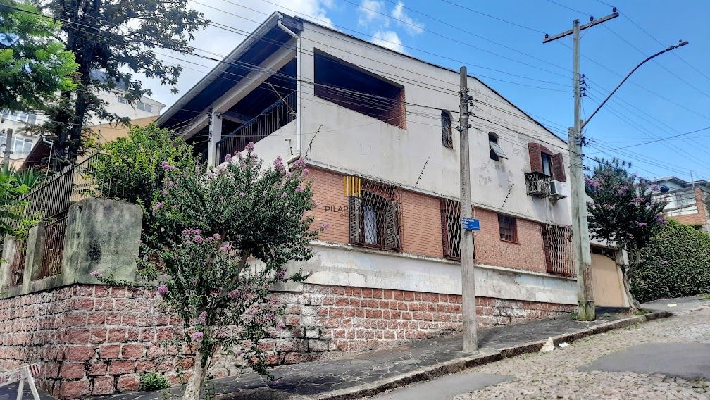 Linda Casa de Esquina com 230 M². Área de Lazer Completa.