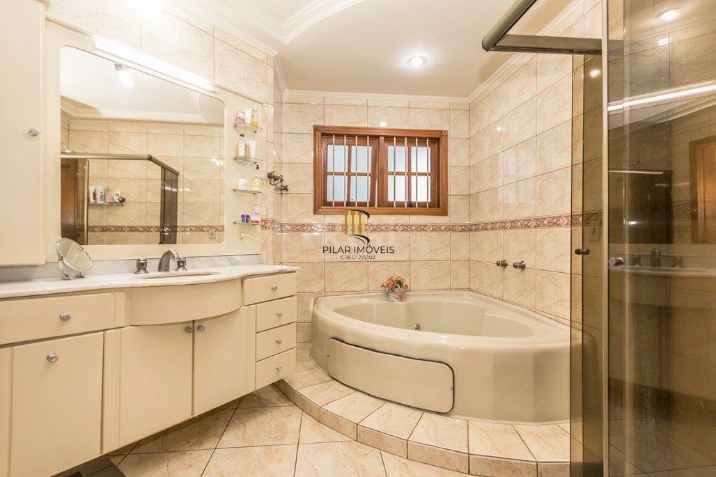 Casa 4 dormitórios no bairro Glória