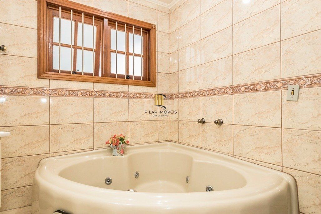 Casa 4 dormitórios no bairro Glória