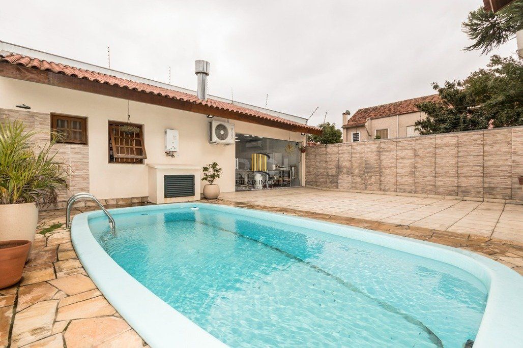 Casa 4 dormitórios no bairro Glória