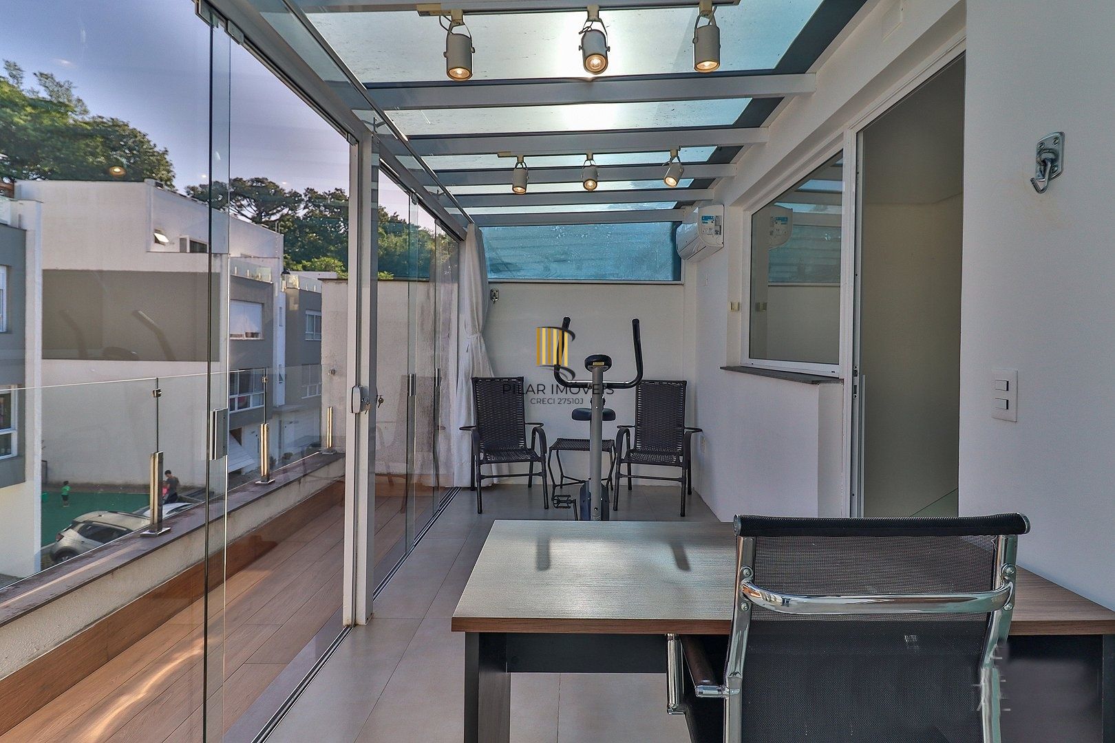 CASA TRIPLEX COM 4 SUITES E 2 VAGAS- SEMIMOBILIADA