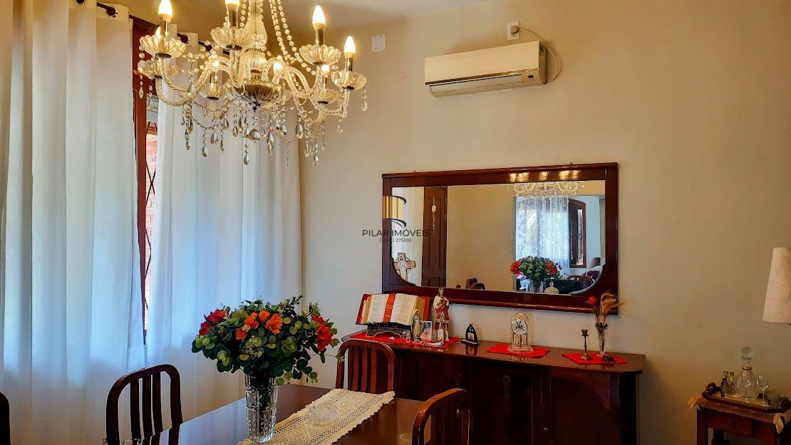 Linda Casa de Esquina com 230 M². Área de Lazer Completa.