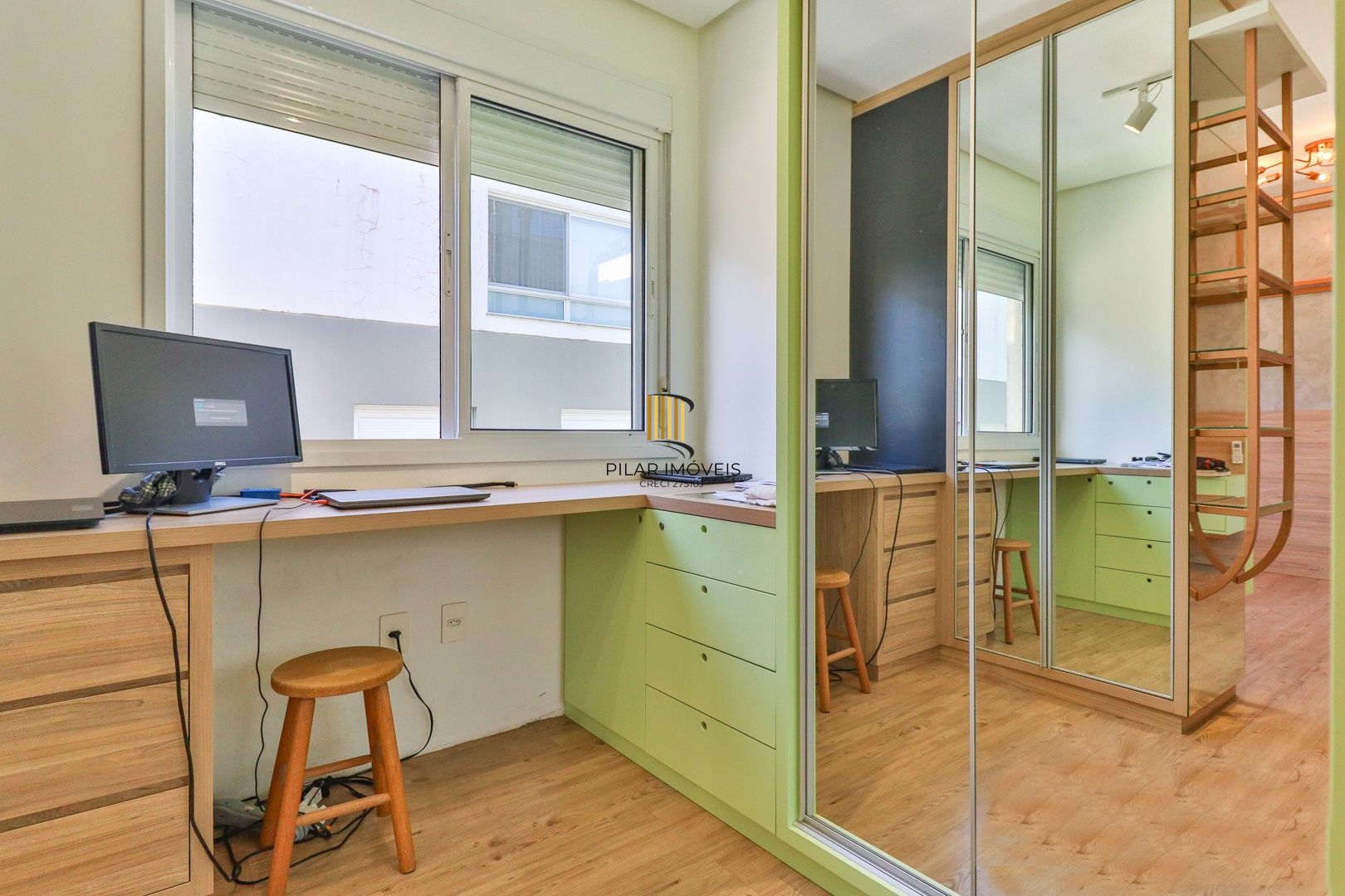 CASA TRIPLEX COM 4 SUITES E 2 VAGAS- SEMIMOBILIADA