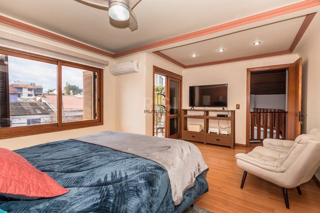 Casa 4 dormitórios no bairro Glória