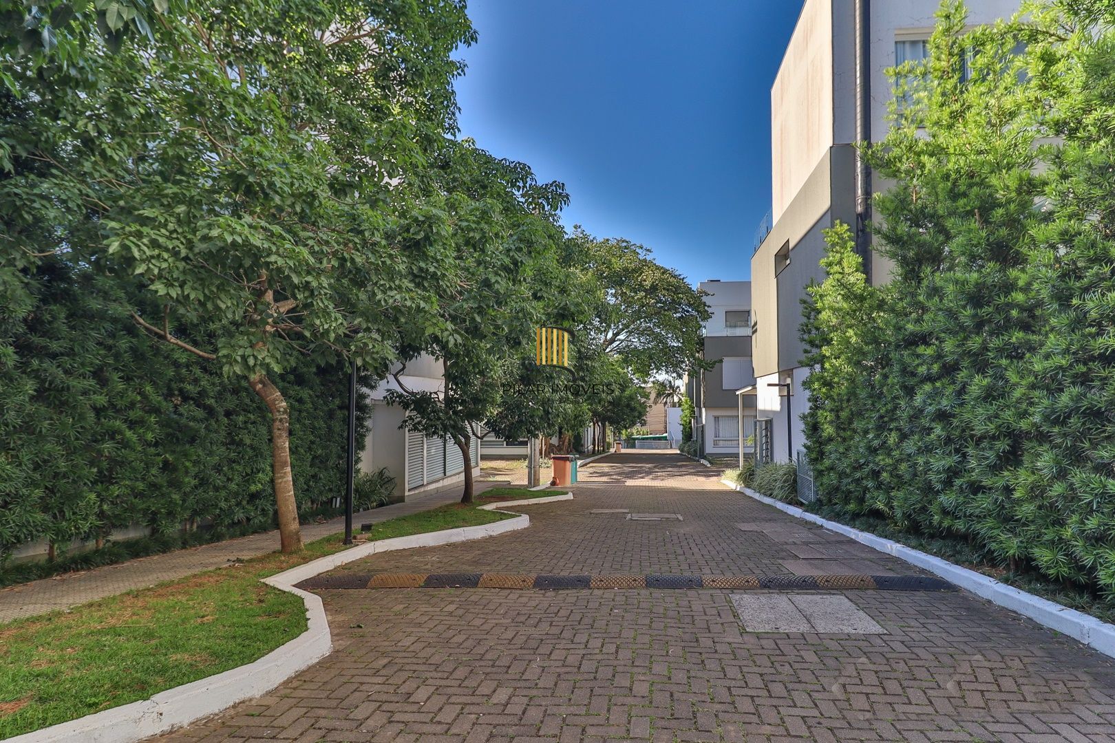 CASA TRIPLEX SEMIMOBILIADA COM 4 SUITES E 2 VAGAS