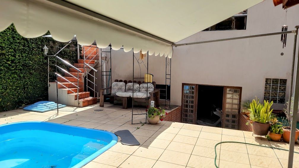 Linda Casa de Esquina com 230 M². Área de Lazer Completa. - Pilar Imóveis