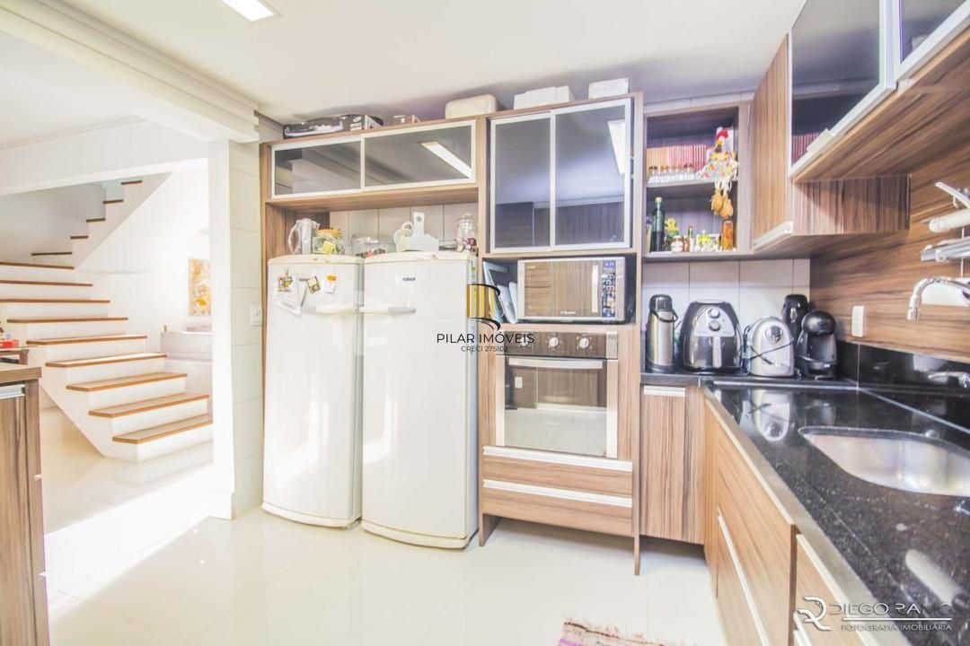 Casa com 3 Dormitórios, Sendo 1 com Closet, Sótão e Pátio em Condomínio