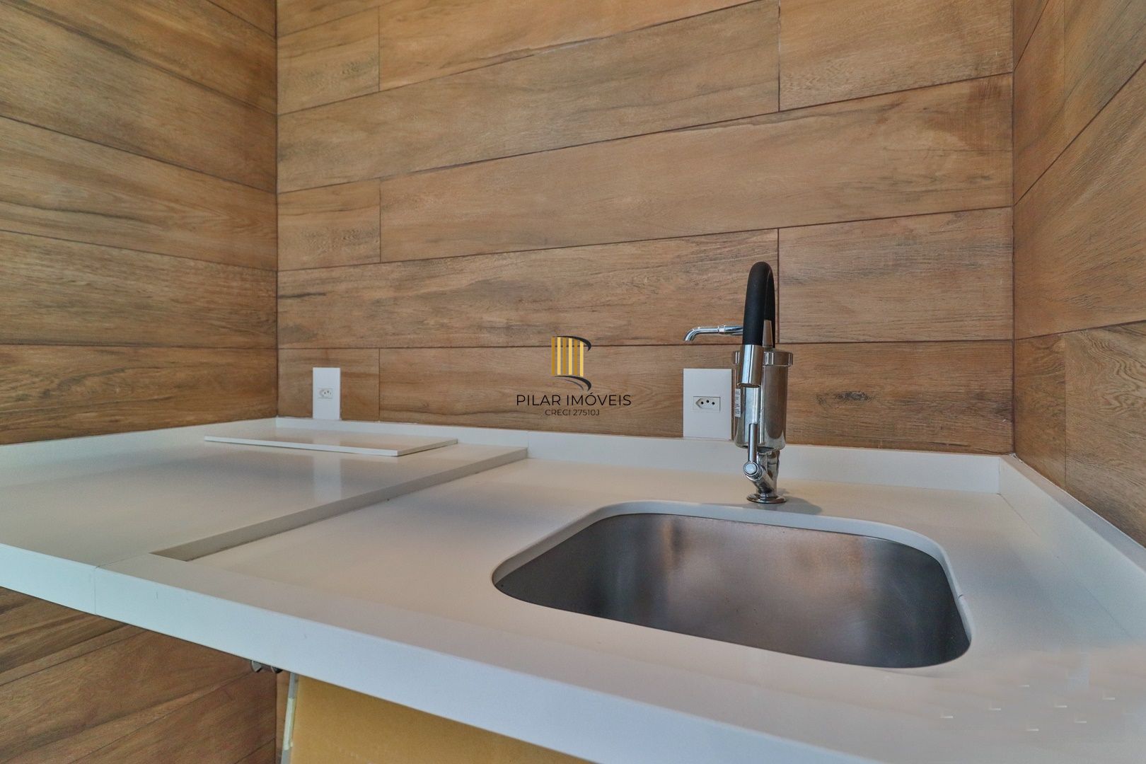 CASA TRIPLEX COM 4 SUITES E 2 VAGAS- SEMIMOBILIADA