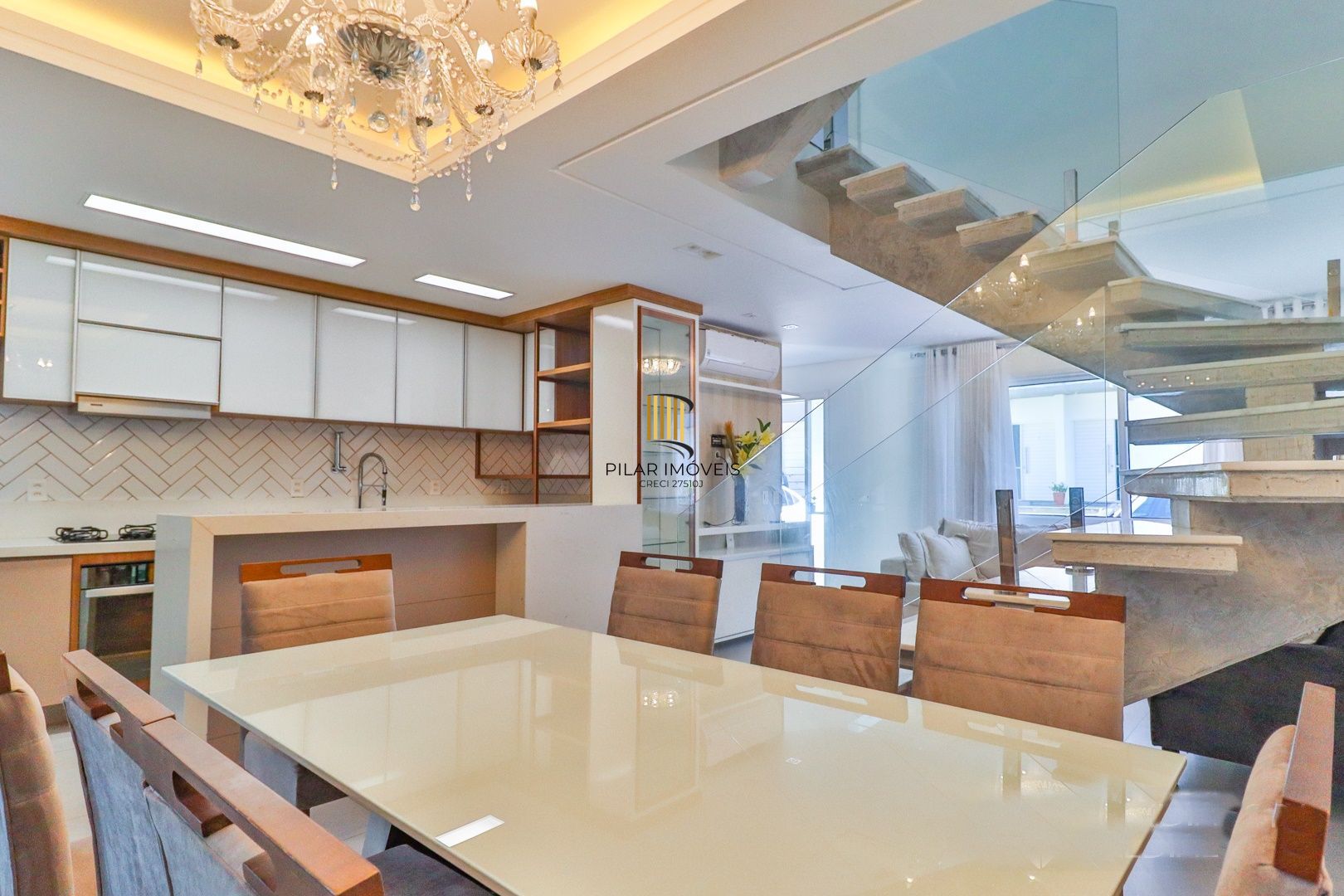 CASA TRIPLEX SEMIMOBILIADA COM 4 SUITES E 2 VAGAS