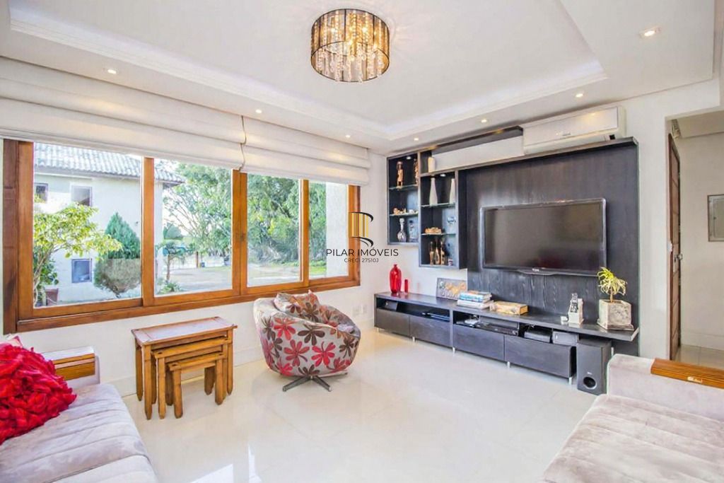 Casa com 3 Dormitórios, Sendo 1 com Closet, Sótão e Pátio em Condomínio