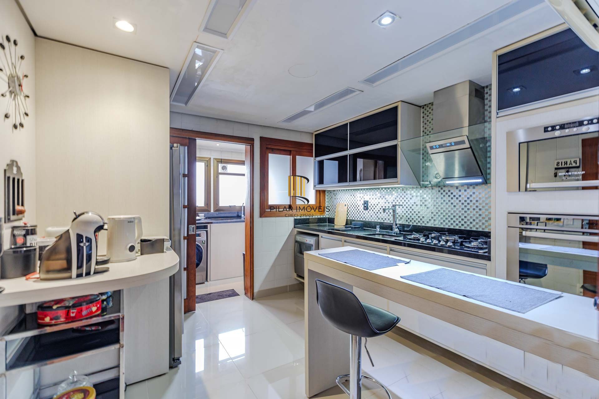 3 pavimentos com elevador eletronico e 2 vagas cobertas