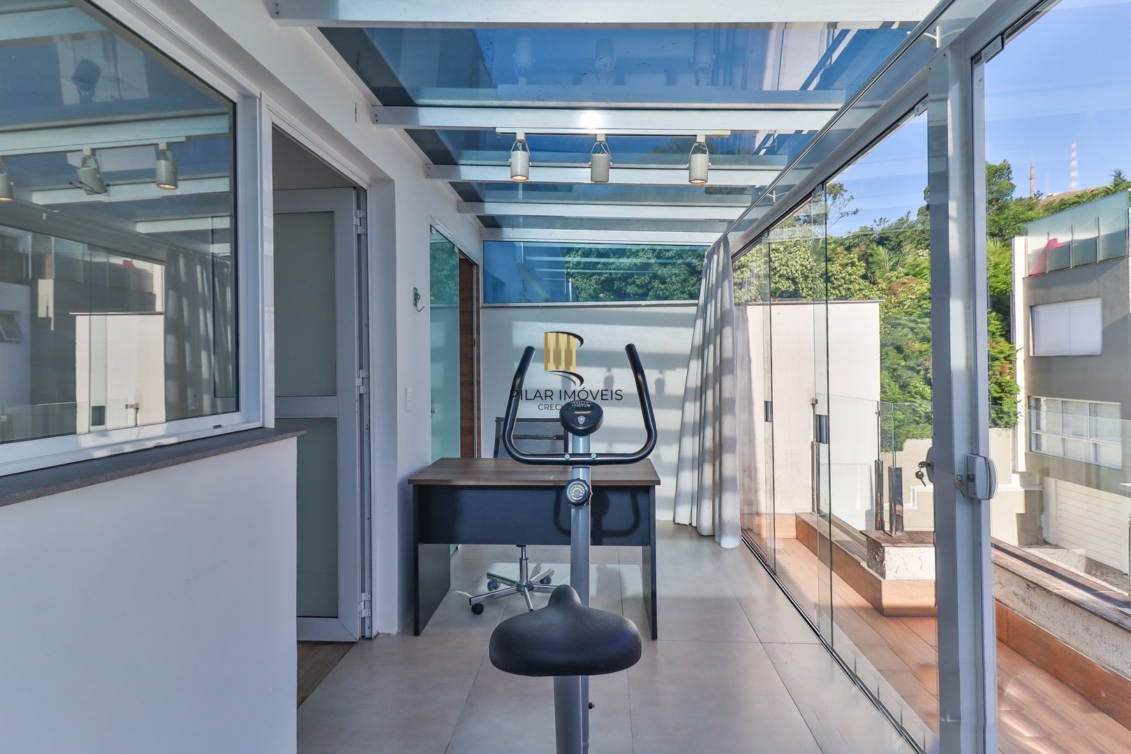 CASA TRIPLEX COM 4 SUITES E 2 VAGAS- SEMIMOBILIADA