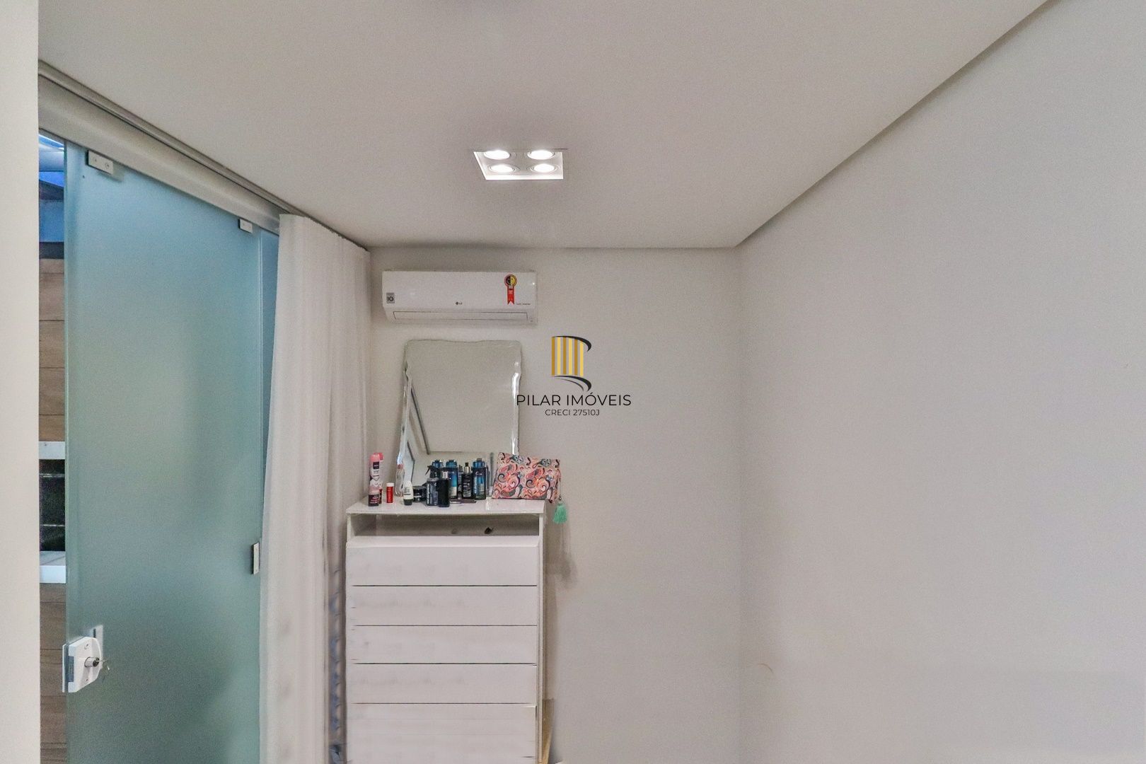 CASA TRIPLEX COM 4 SUITES E 2 VAGAS- SEMIMOBILIADA