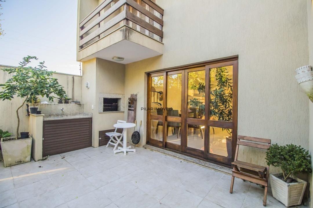 Casa com 3 Dormitórios, Sendo 1 com Closet, Sótão e Pátio em Condomínio