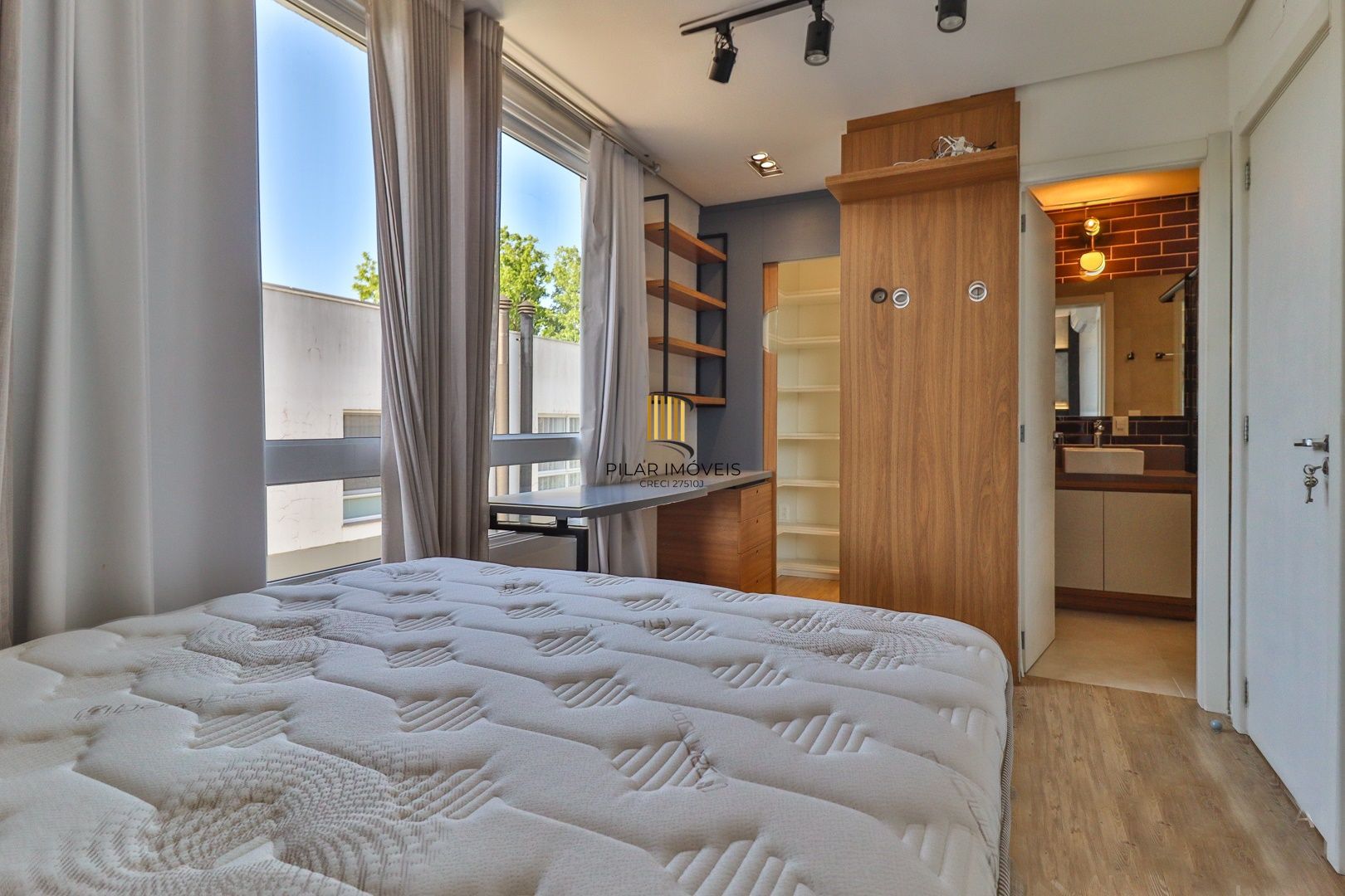 CASA TRIPLEX COM 4 SUITES E 2 VAGAS- SEMIMOBILIADA