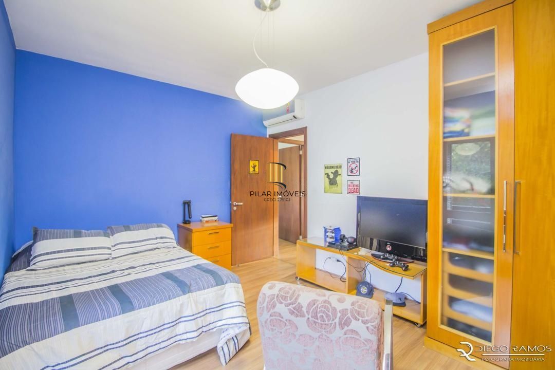 Casa com 3 Dormitórios, Sendo 1 com Closet, Sótão e Pátio em Condomínio