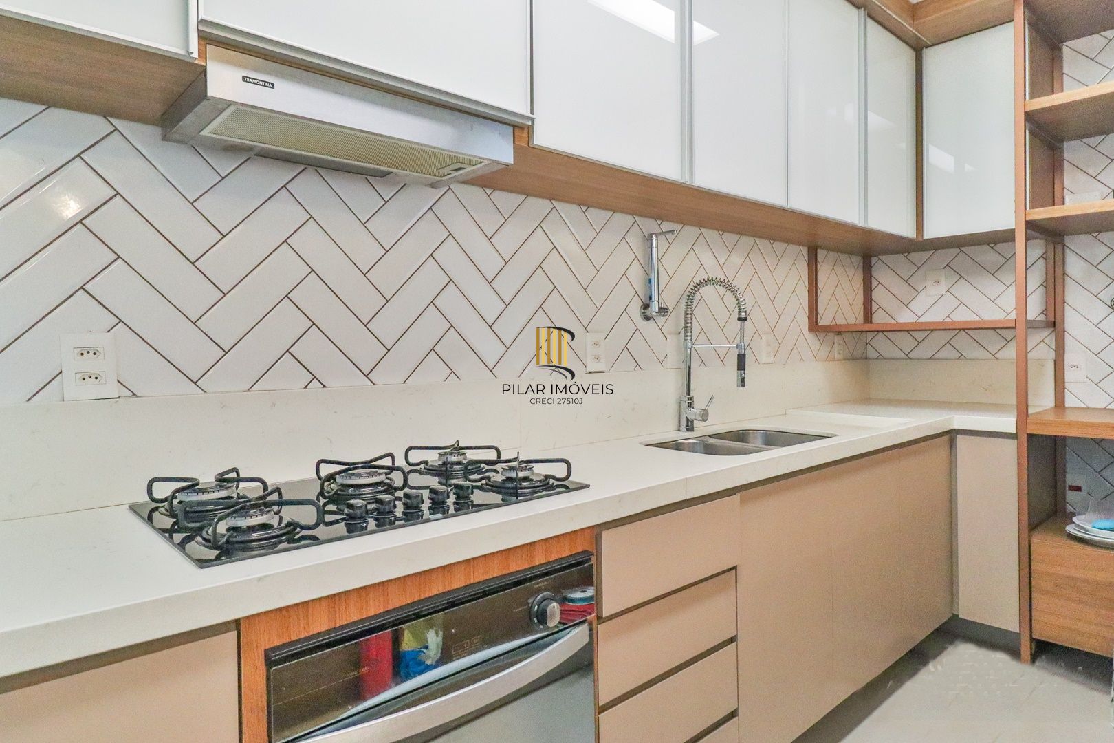 CASA TRIPLEX COM 4 SUITES E 2 VAGAS- SEMIMOBILIADA