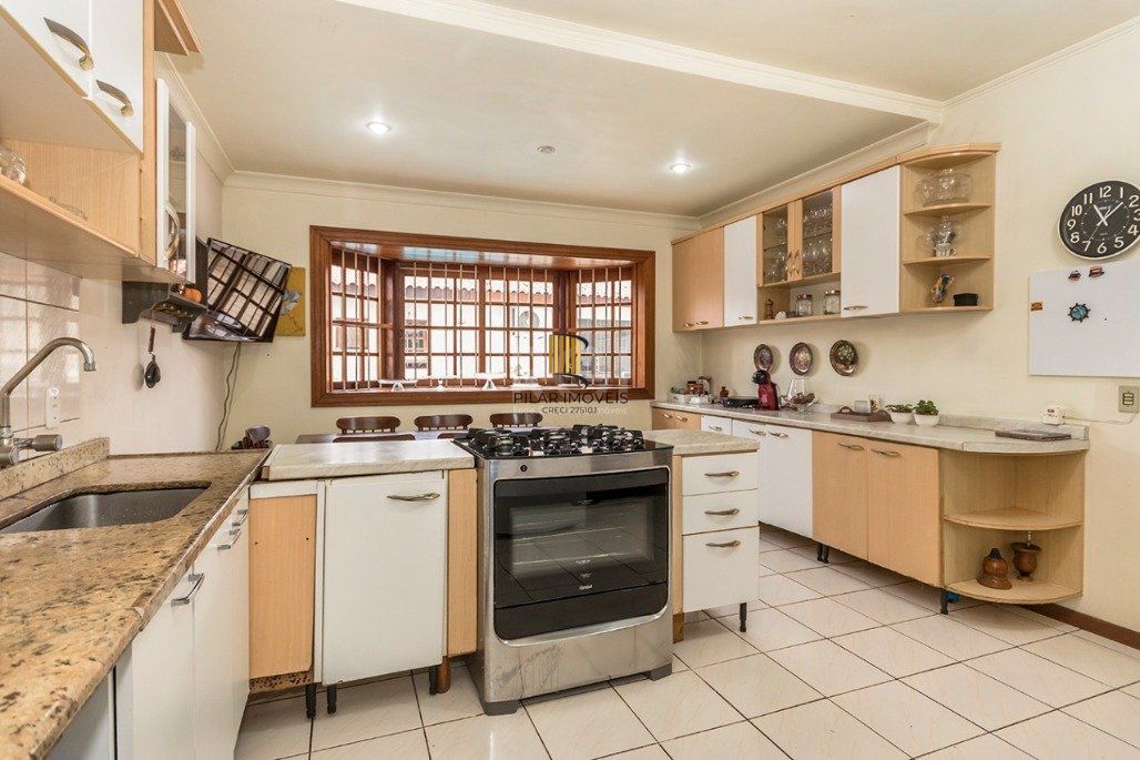 Casa 4 dormitórios no bairro Glória