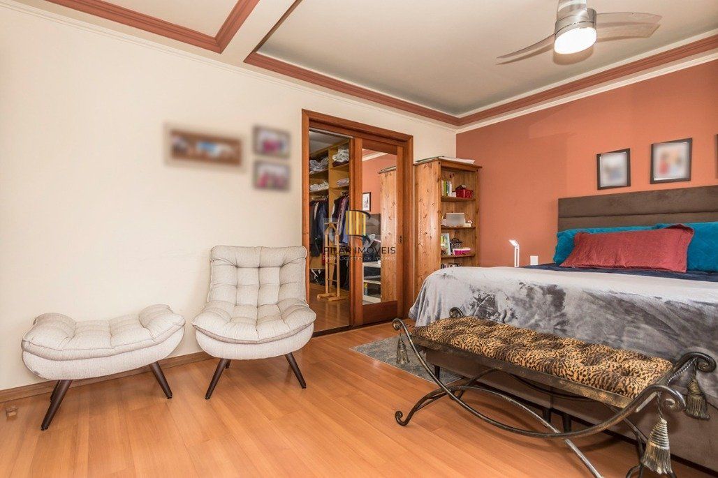 Casa 4 dormitórios no bairro Glória