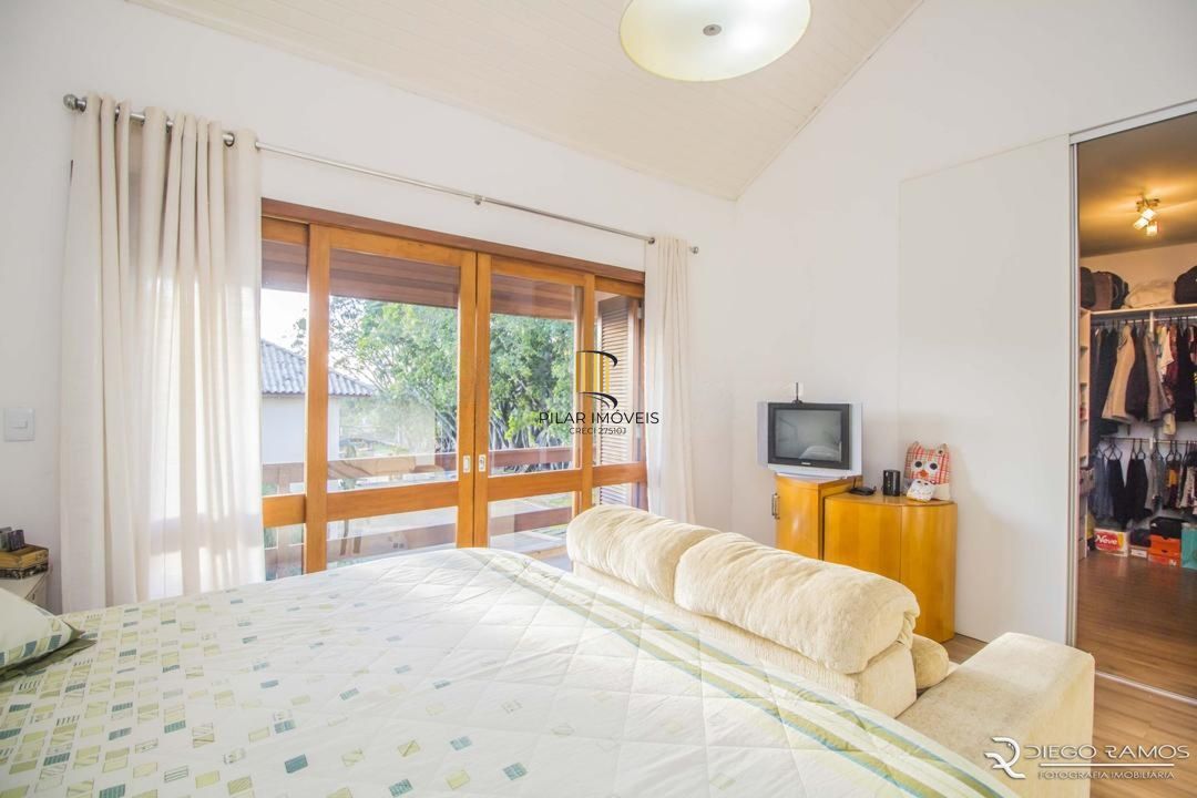 Casa com 3 Dormitórios, Sendo 1 com Closet, Sótão e Pátio em Condomínio