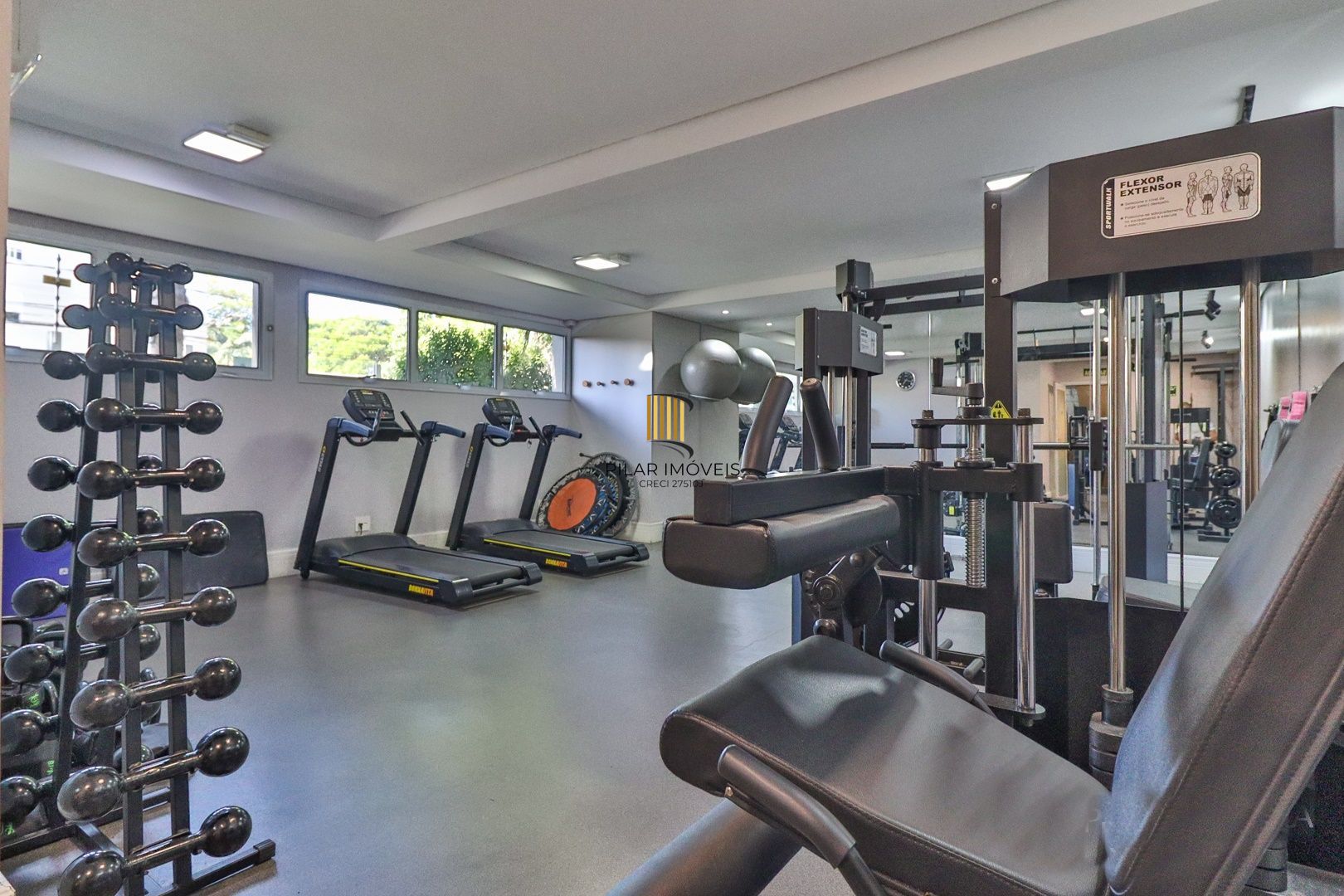 CASA TRIPLEX COM 4 SUITES E 2 VAGAS- SEMIMOBILIADA