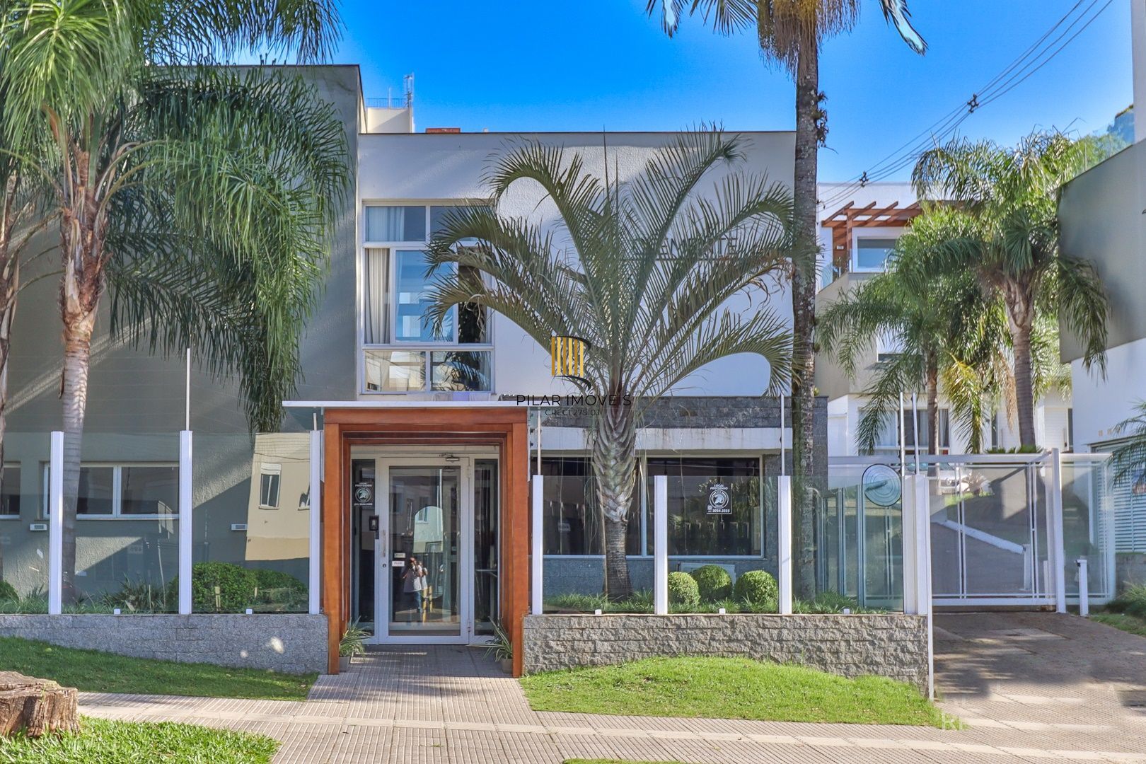 CASA TRIPLEX COM 4 SUITES E 2 VAGAS- SEMIMOBILIADA