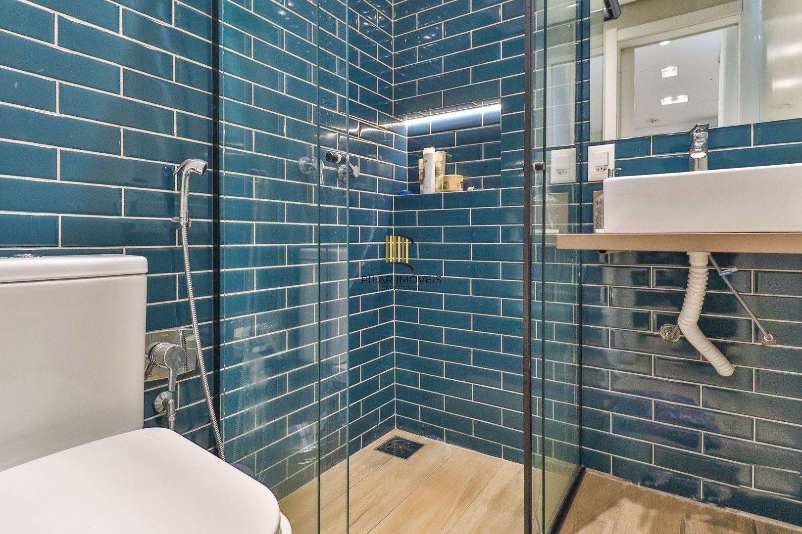 CASA TRIPLEX COM 4 SUITES E 2 VAGAS- SEMIMOBILIADA