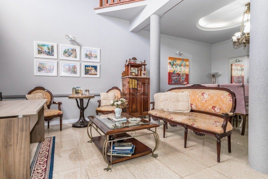 Casa 4 dormitórios no bairro Glória