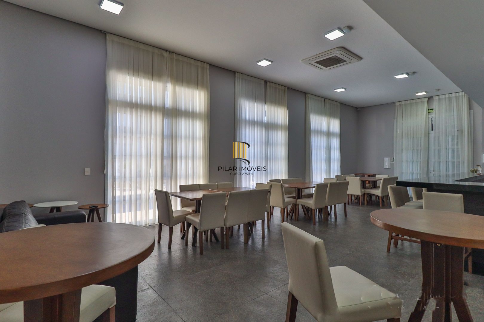 CASA TRIPLEX COM 4 SUITES E 2 VAGAS- SEMIMOBILIADA