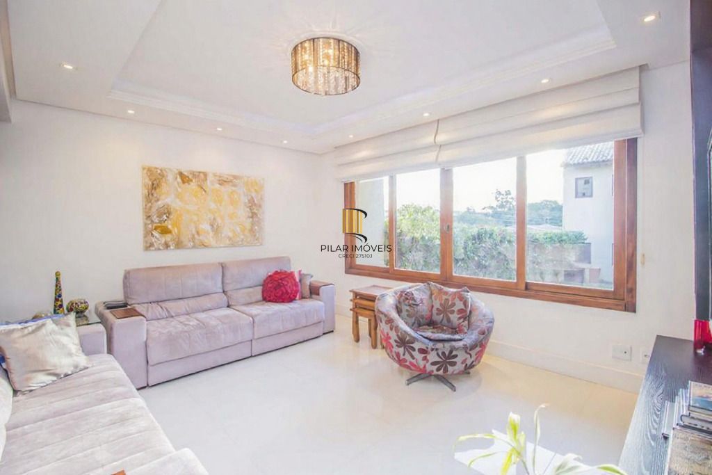 Casa com 3 Dormitórios, Sendo 1 com Closet, Sótão e Pátio em Condomínio