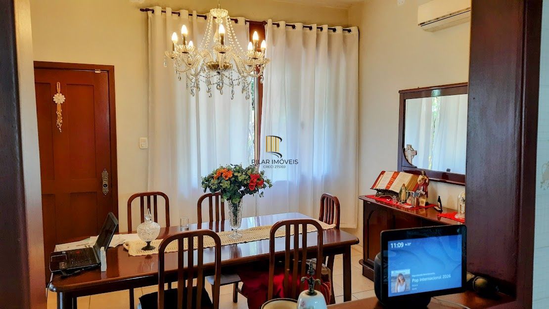 Linda Casa de Esquina com 230 M². Área de Lazer Completa.