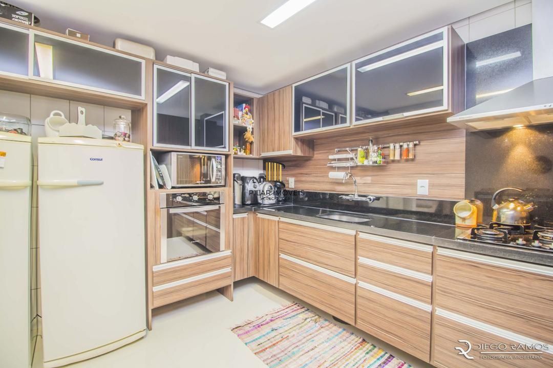 Casa com 3 Dormitórios, Sendo 1 com Closet, Sótão e Pátio em Condomínio